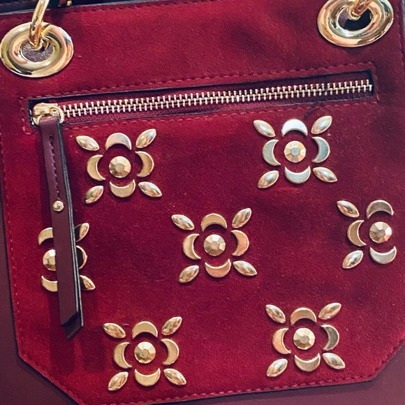 🌟3xHP🌟NWOT Kate Landry Burgundy Faux Leather & Suede Tote w/ Gold Floral - Picture 3 of 13